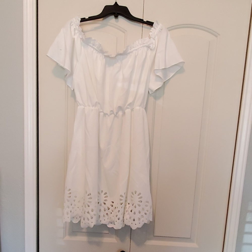 Adorable white dress with flower cut out